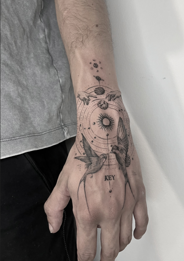 tatuaje-mano-microrealismo-tattoo