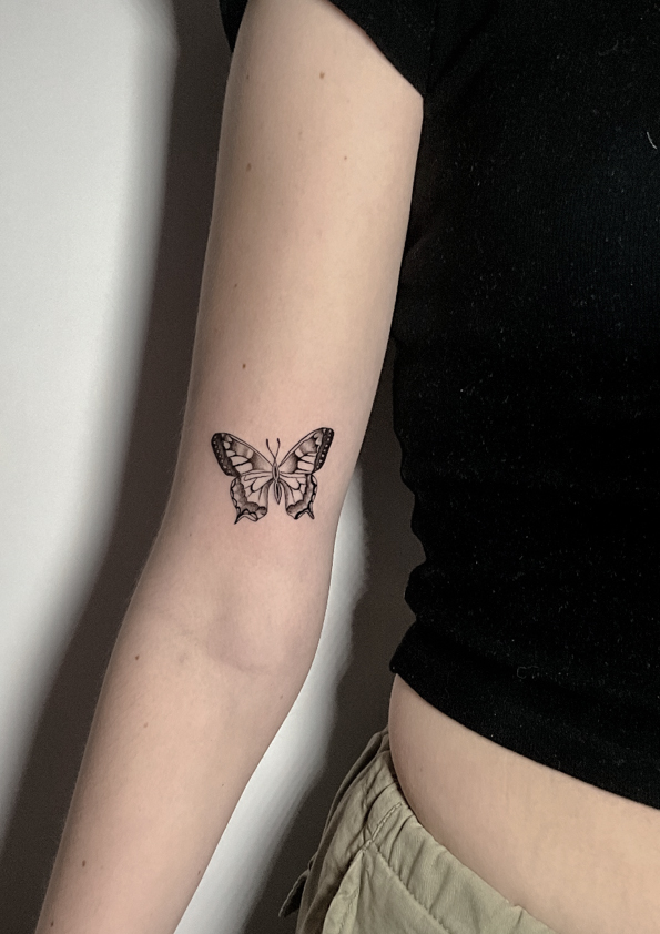 tatuaje-mariposa-linea-fina-tattoo
