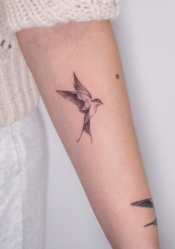 tatuaje-golondrina-pequeña-blanco-y-negro-madrid