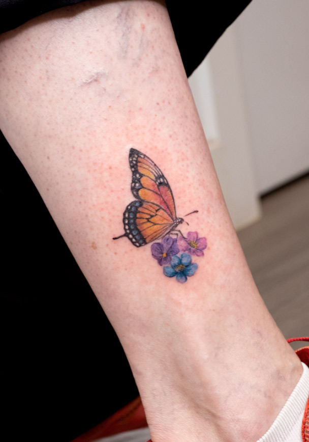 tatuaje-mariposa-y-flores-realista-tatuajes-madrid