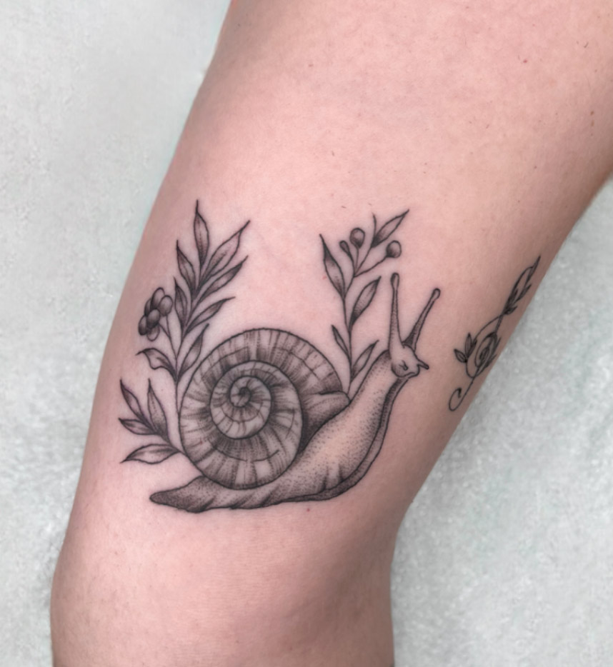 tatuaje-caracol-puntillismo-tattoos-madrid