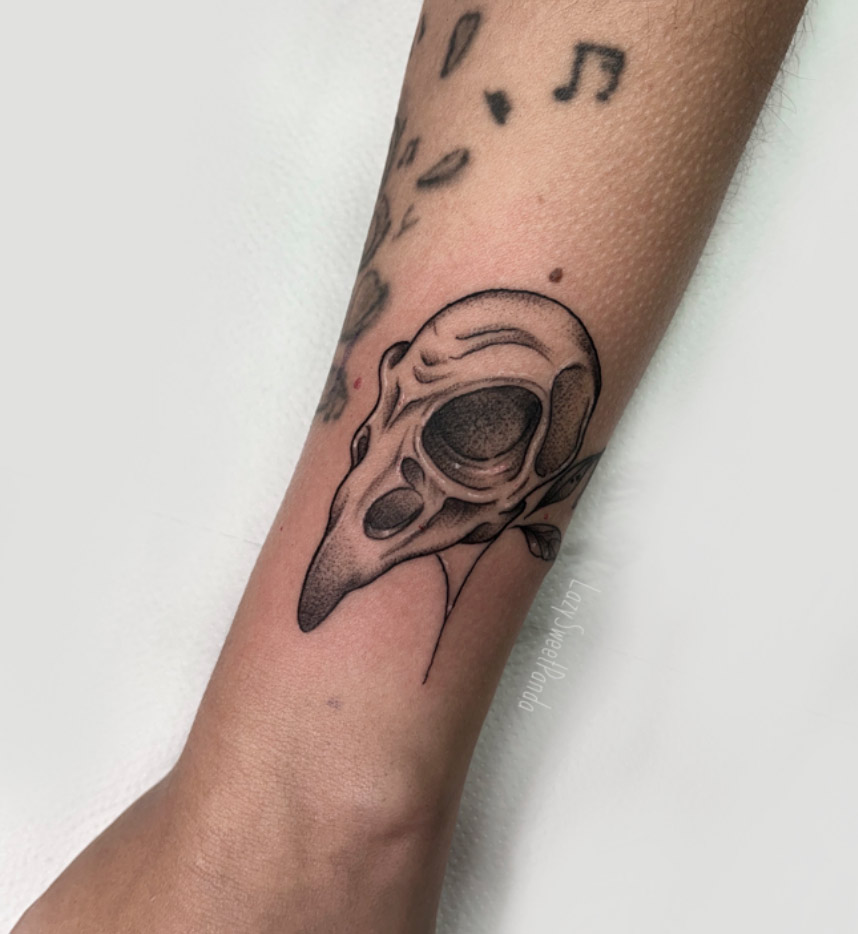tatuaje-cuervo-craneo-puntillismo-tattoos-madrid