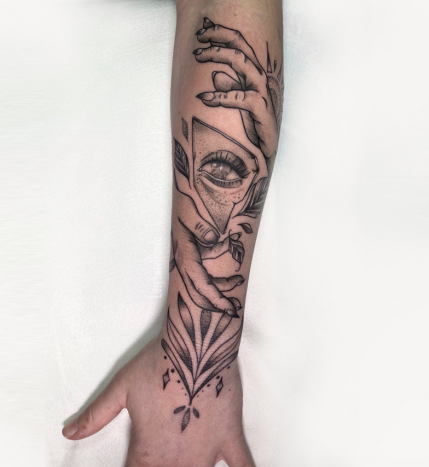tatuaje-esoterico-manos-ojo-puntillismo-tattoos-madrid