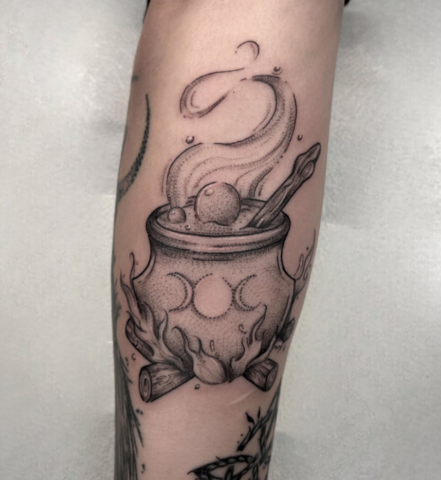 tatuaje-esoterico-pócima-puntillismo-tattoos-madrid